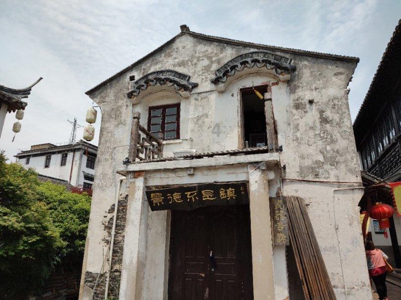 “昆仑女神”杨丽独守大山20年,路人供其食物,军车路过也会敬礼